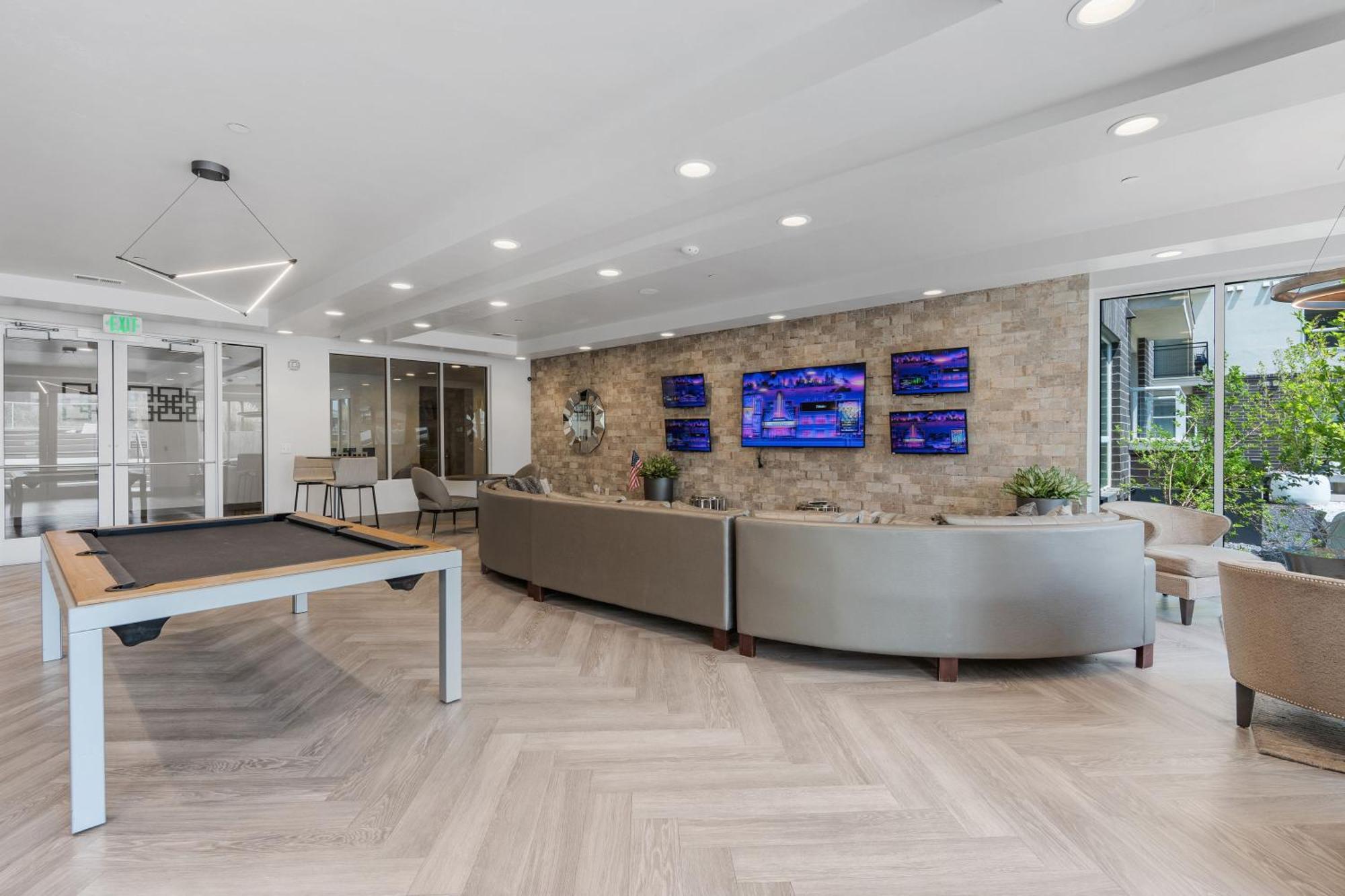 Large Luxury 2bd 2ba With Office Nook -prkg Gym Pool