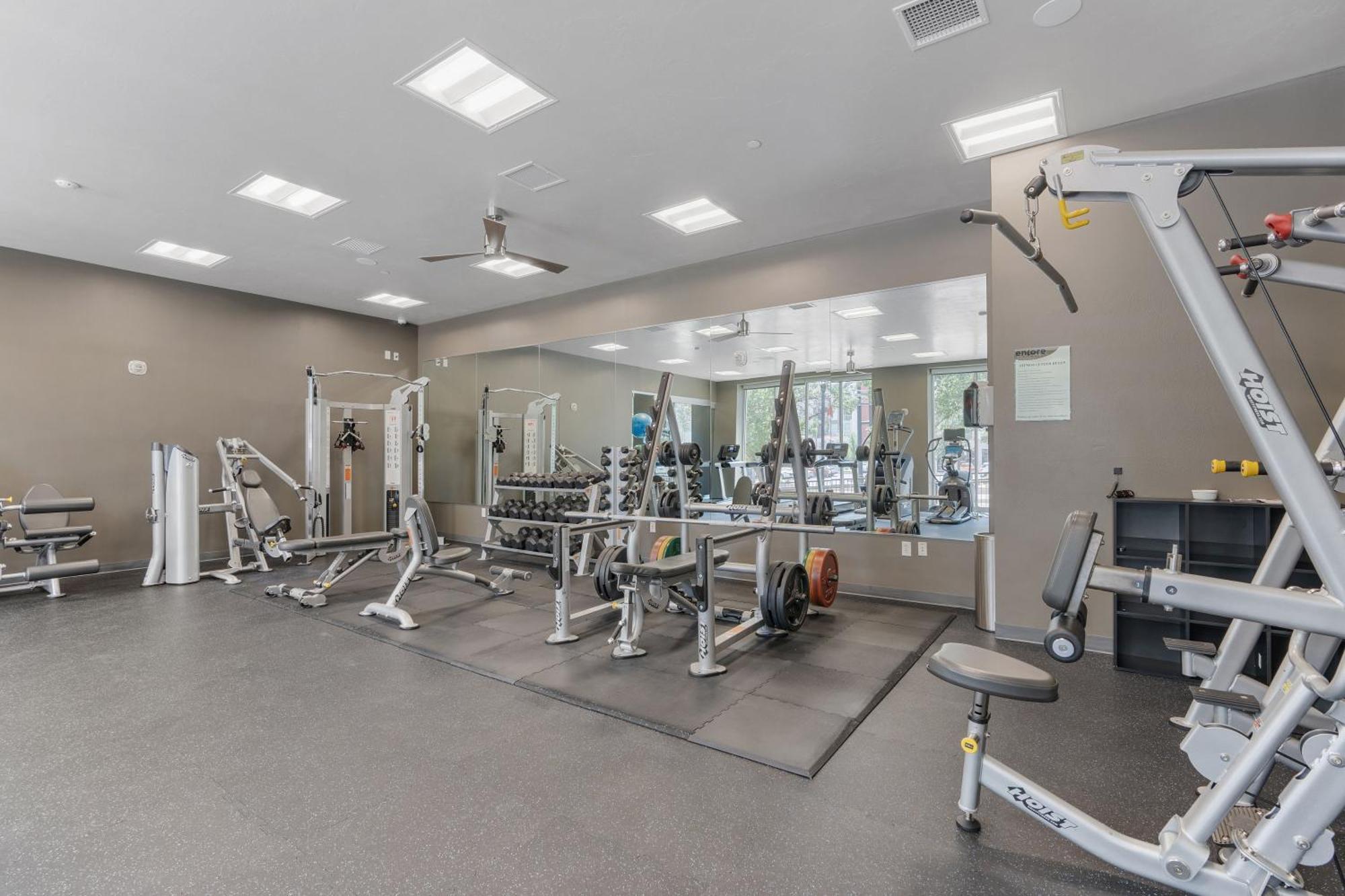 Large Luxury 2bd 2ba With Office Nook -prkg Gym Pool Apartment