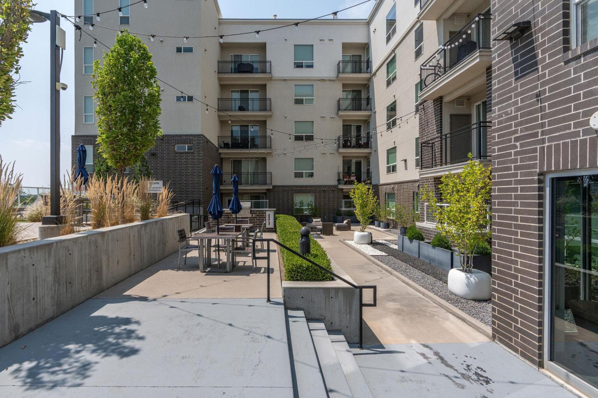 Large Luxury 2bd 2ba With Office Nook -prkg Gym Pool Apartment Salt Lake City
