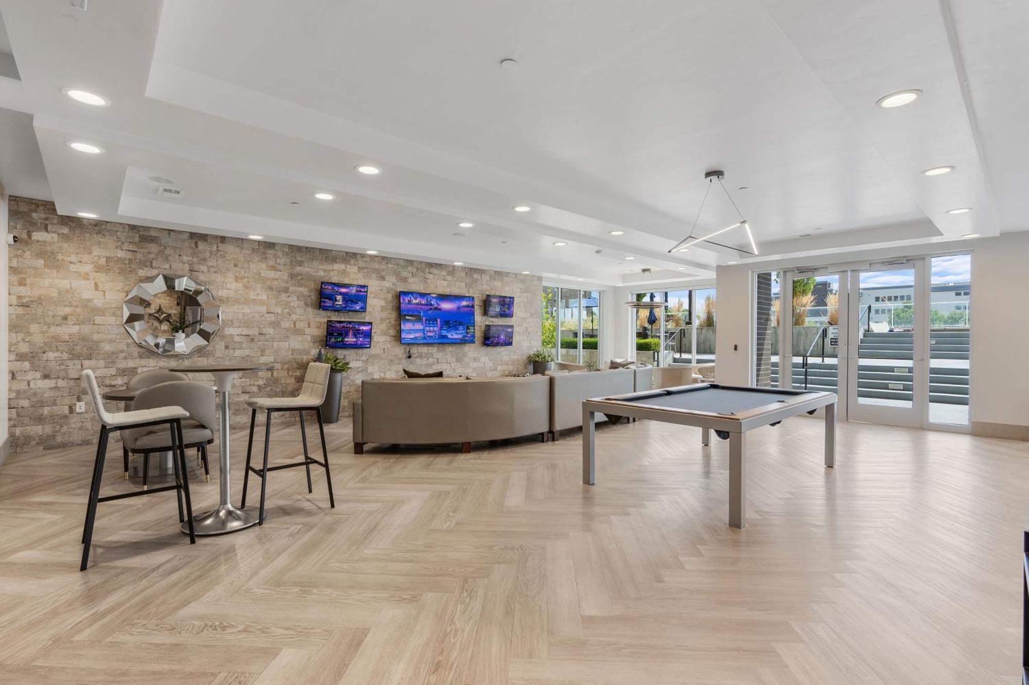 Large Luxury 2bd 2ba With Office Nook -prkg Gym Pool *