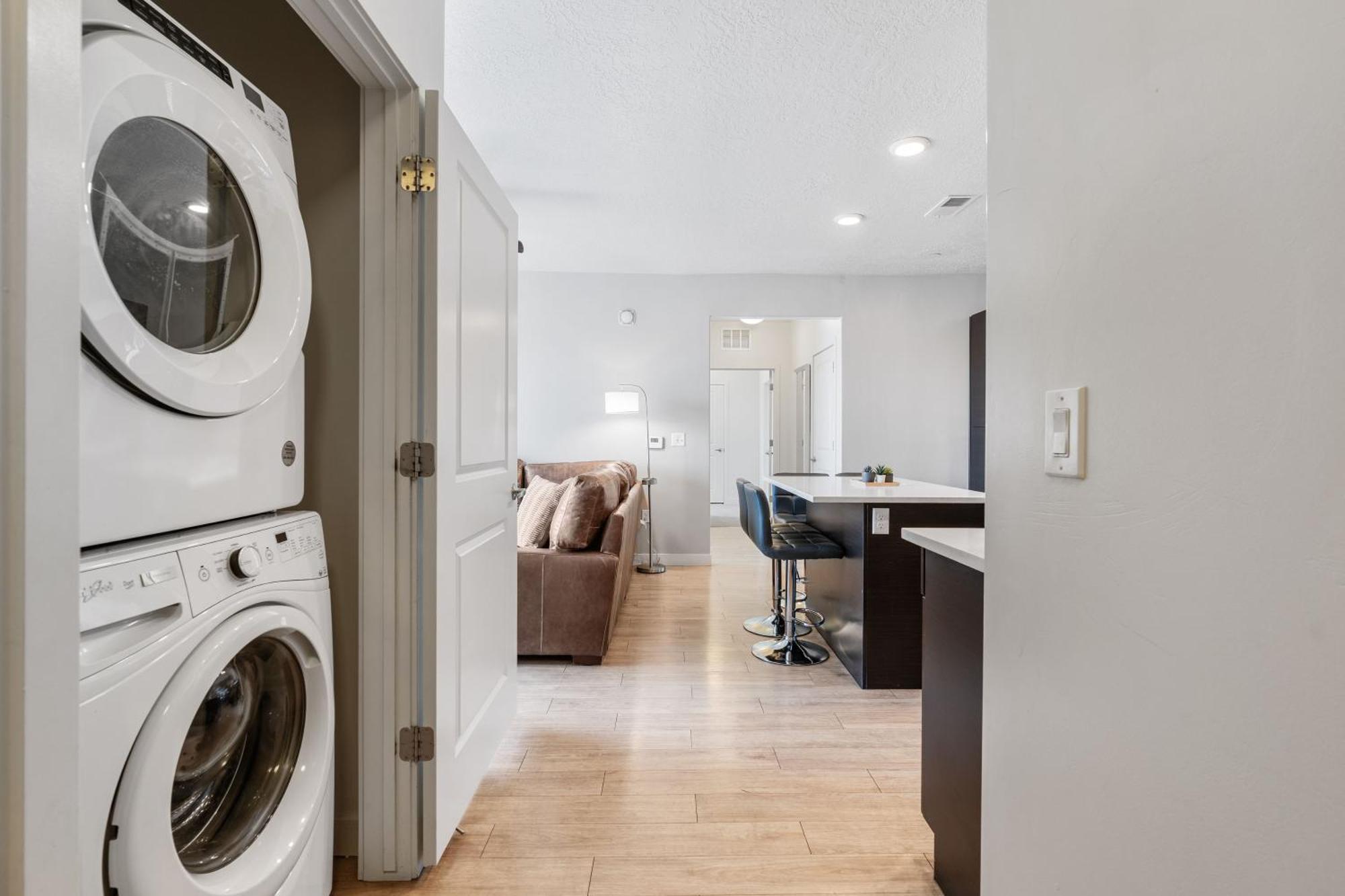 Large Luxury 2bd 2ba With Office Nook -prkg Gym Pool Apartment *