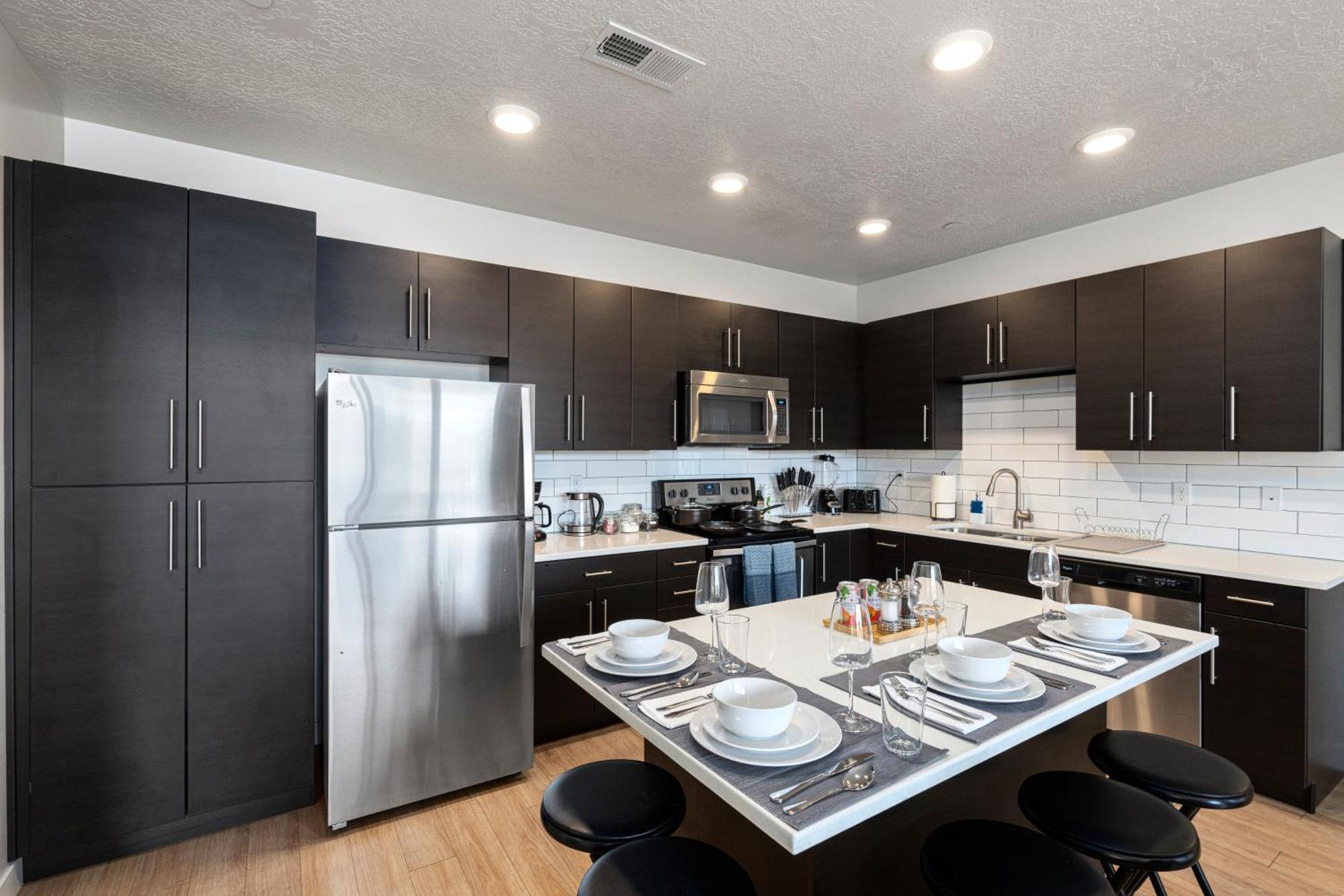 Apartment Large Luxury 2bd 2ba With Office Nook -prkg Gym Pool Salt Lake City