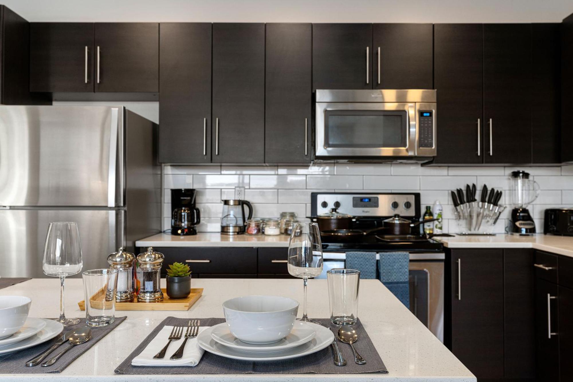 Large Luxury 2bd 2ba With Office Nook -prkg Gym Pool