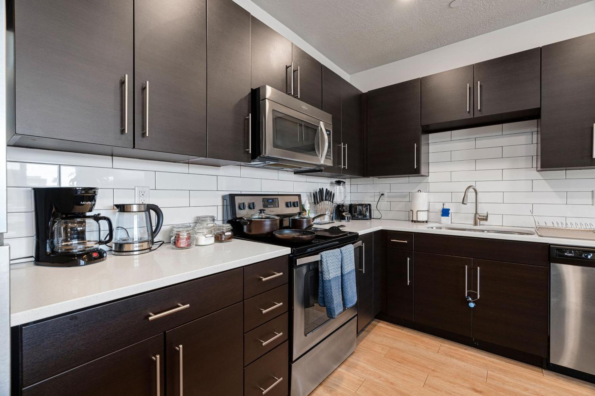 Large Luxury 2bd 2ba With Office Nook -prkg Gym Pool Salt Lake City