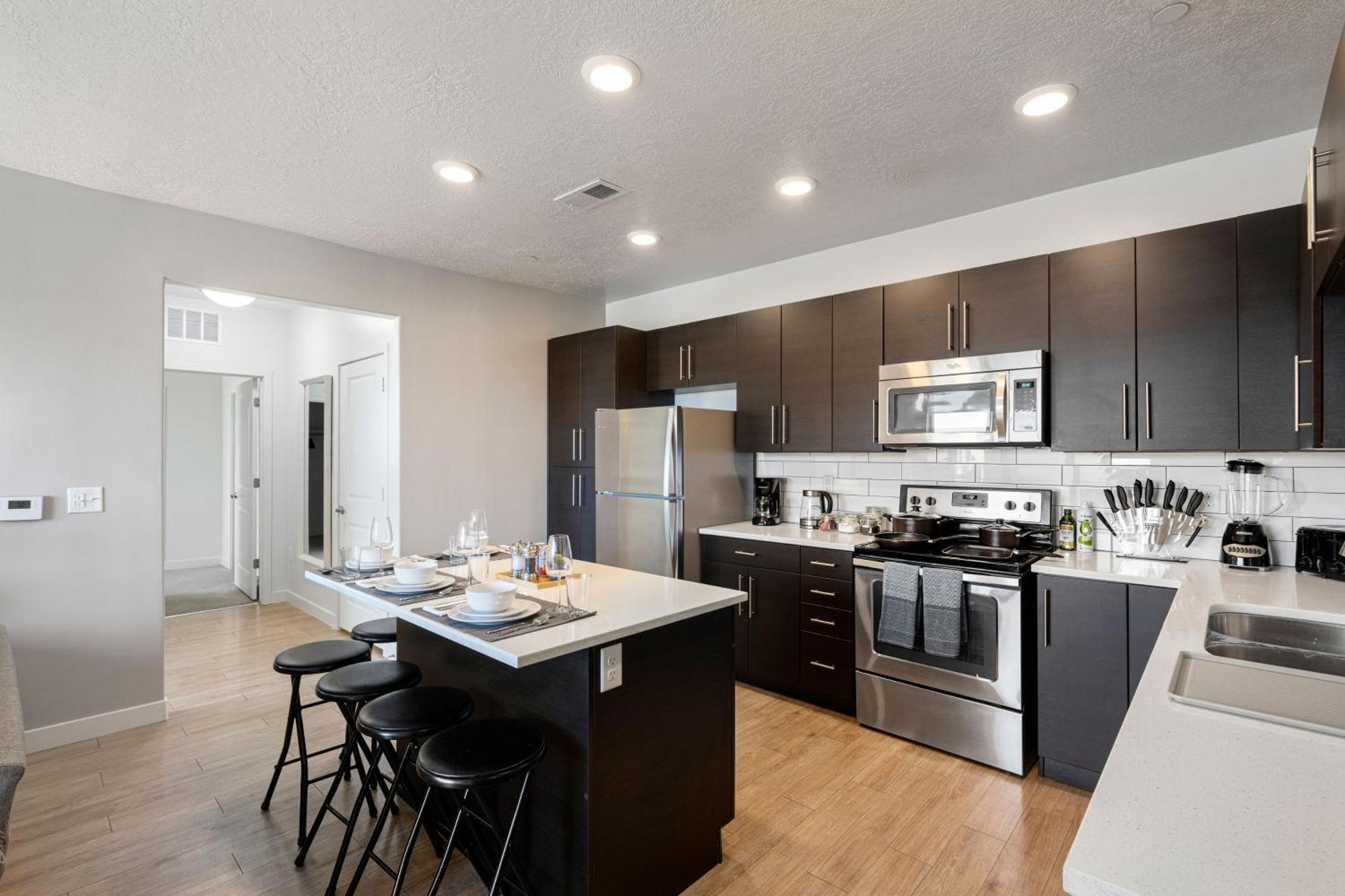Large Luxury 2bd 2ba With Office Nook -prkg Gym Pool Apartment *