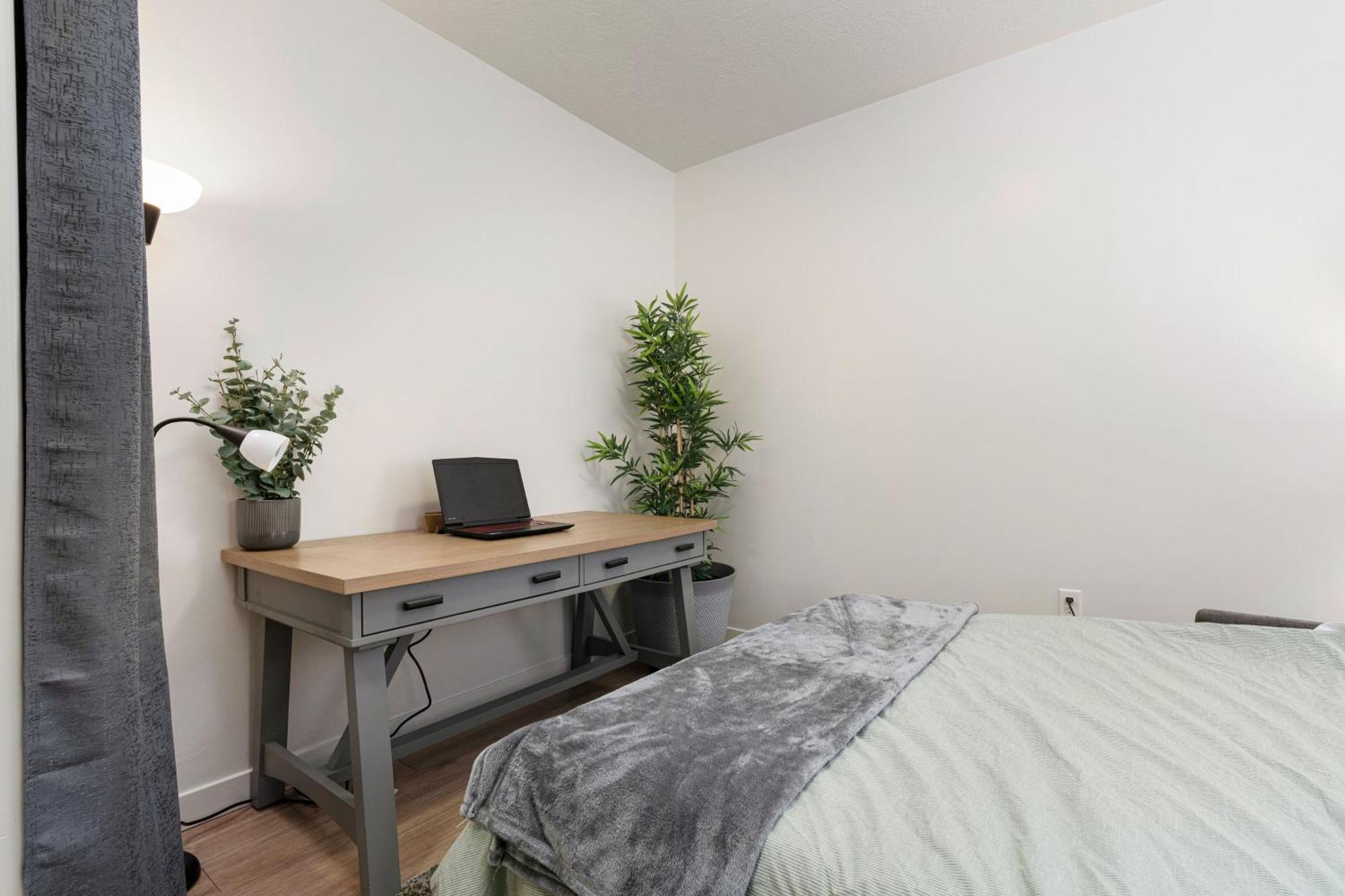 Apartment Large Luxury 2bd 2ba With Office Nook -prkg Gym Pool *