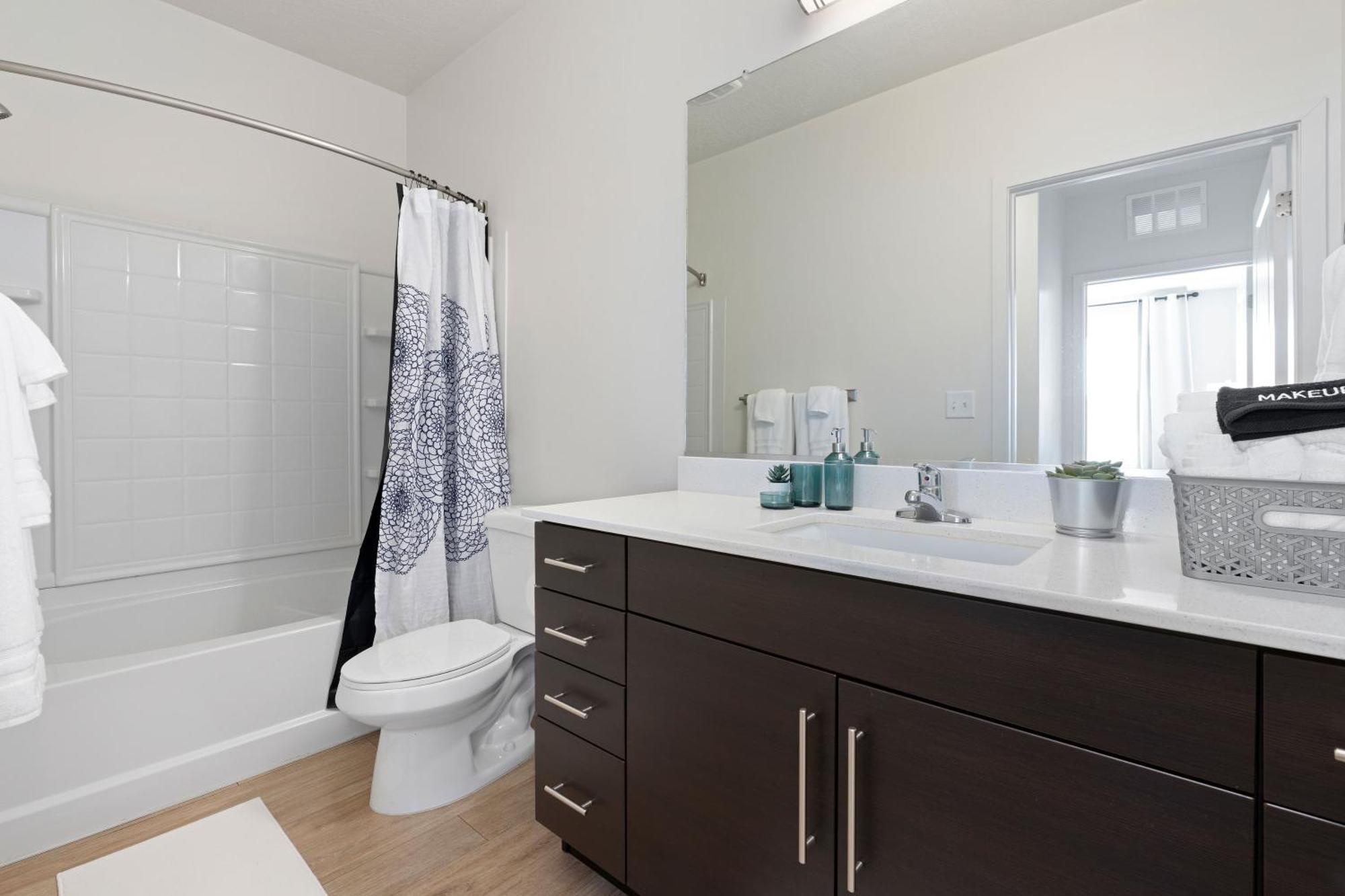 Apartment Large Luxury 2bd 2ba With Office Nook -prkg Gym Pool Salt Lake City