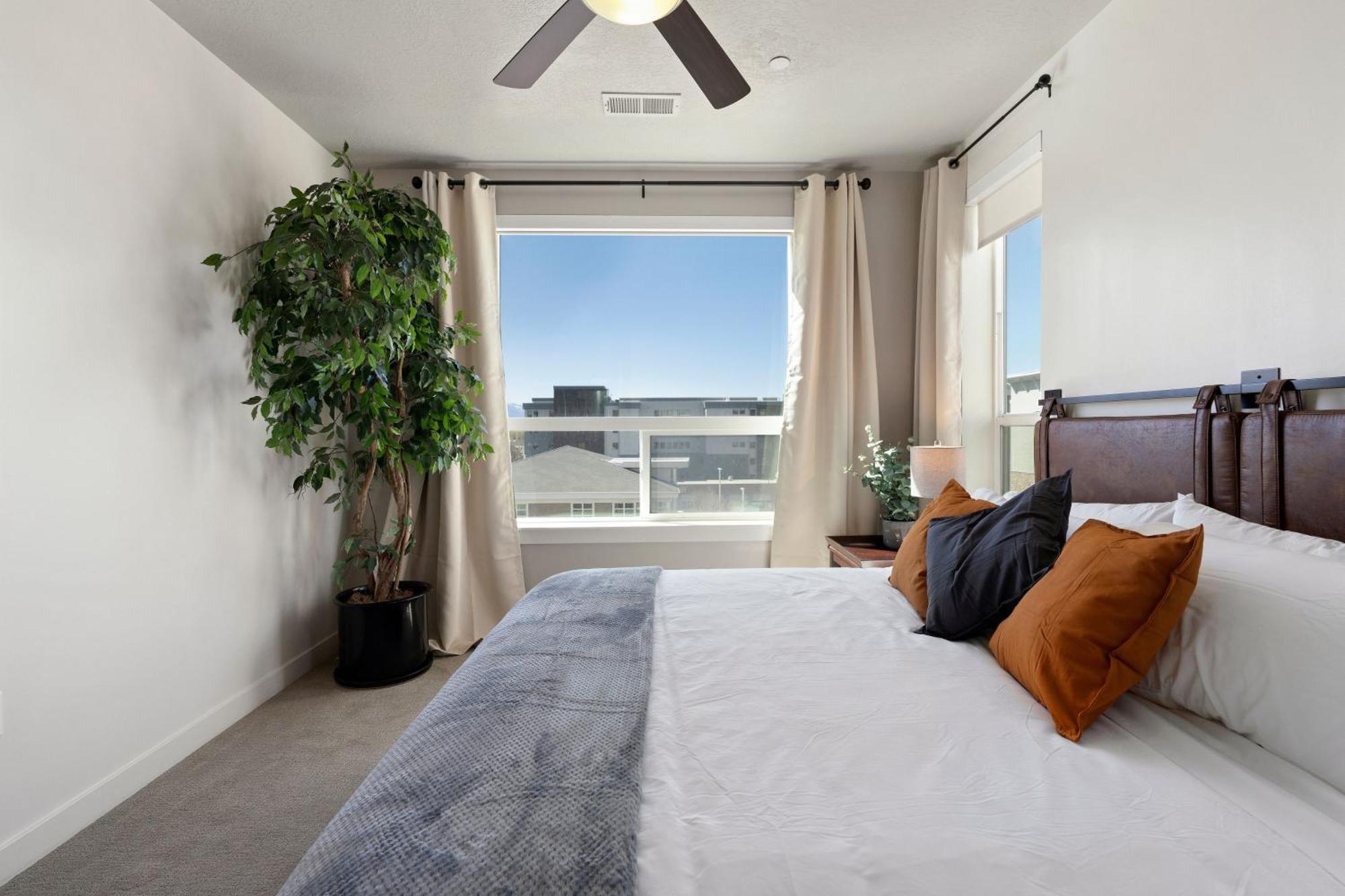 Large Luxury 2bd 2ba With Office Nook -prkg Gym Pool *