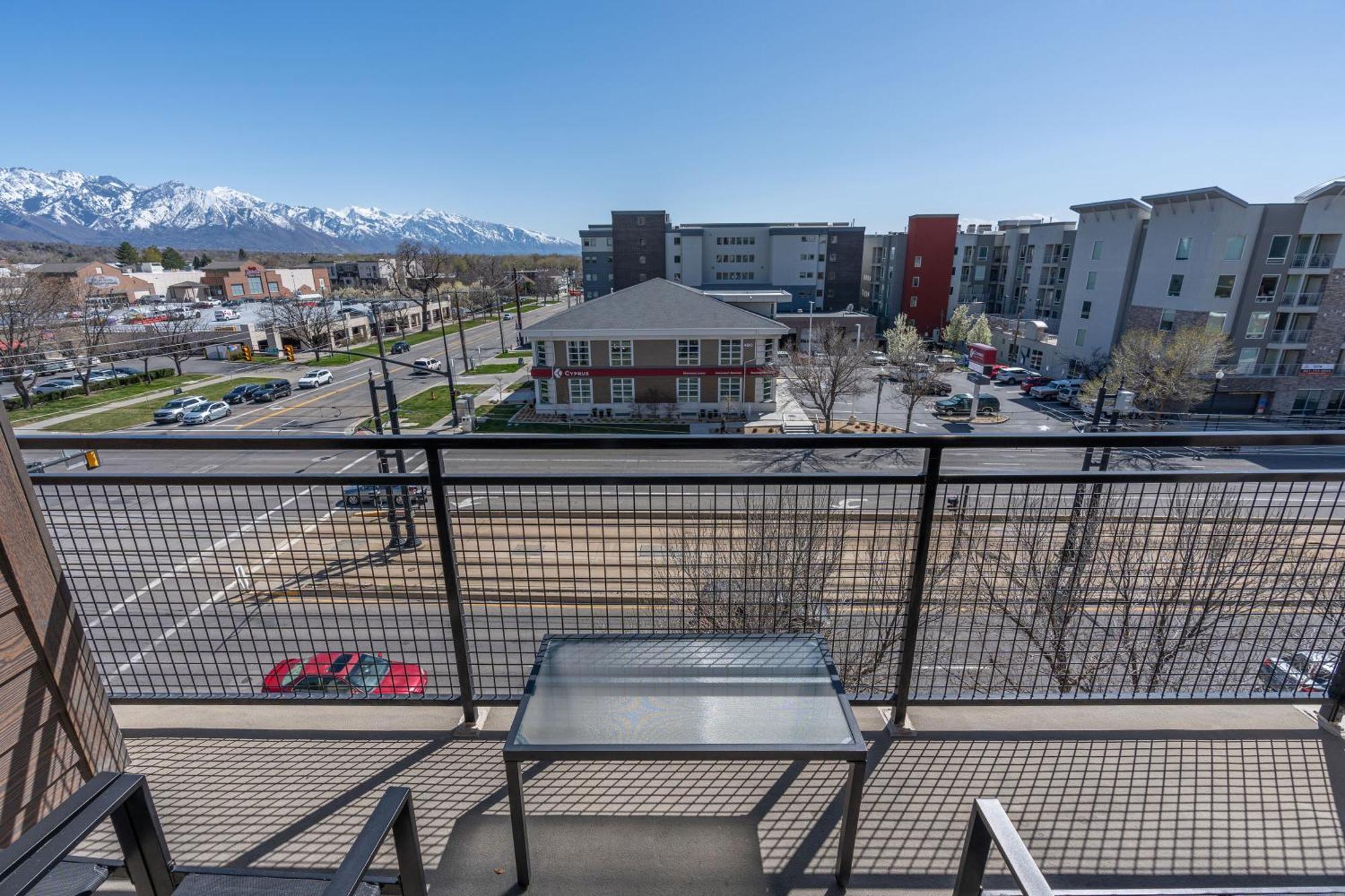 Large Luxury 2bd 2ba With Office Nook -prkg Gym Pool