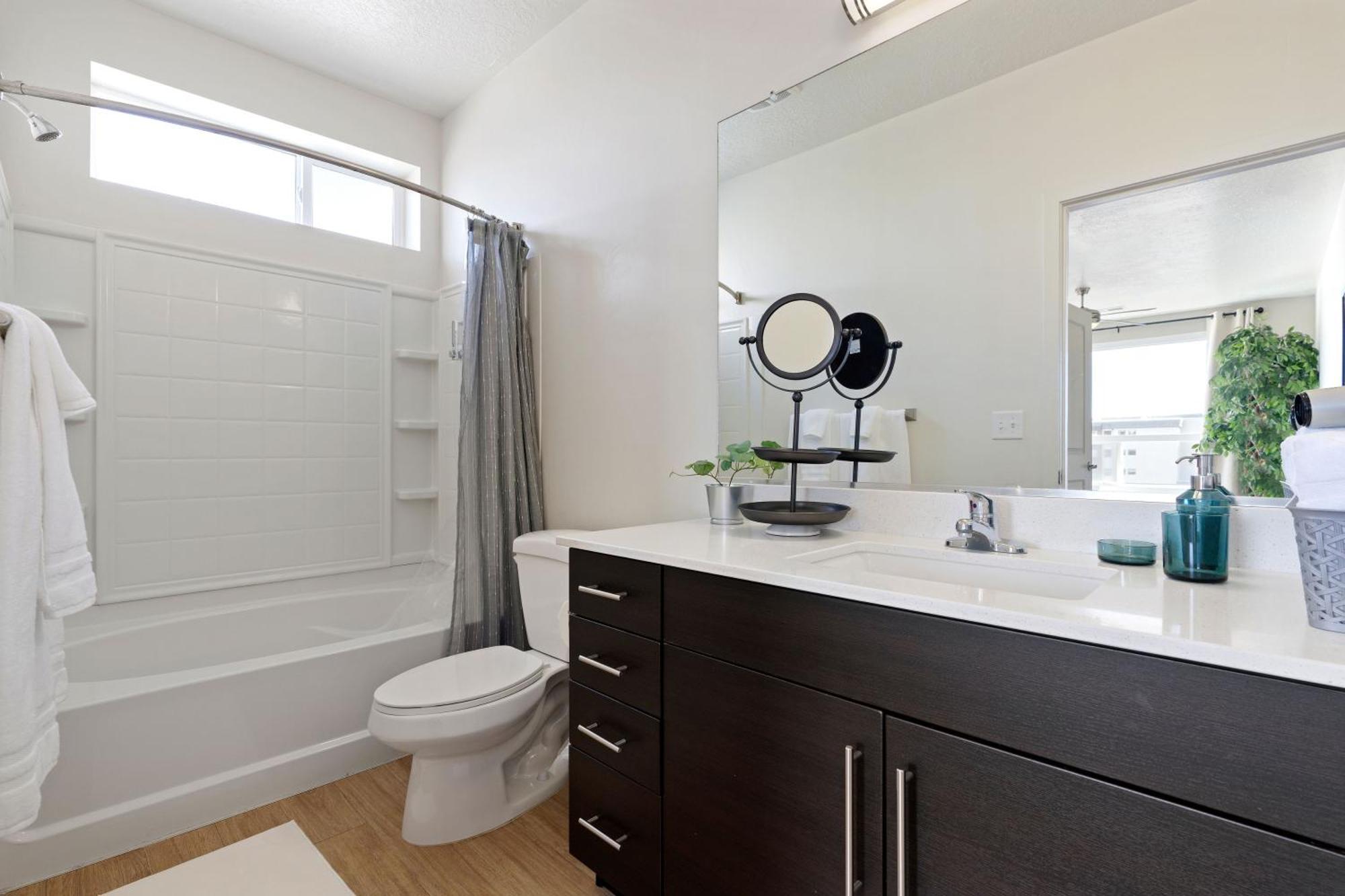 Large Luxury 2bd 2ba With Office Nook -prkg Gym Pool *