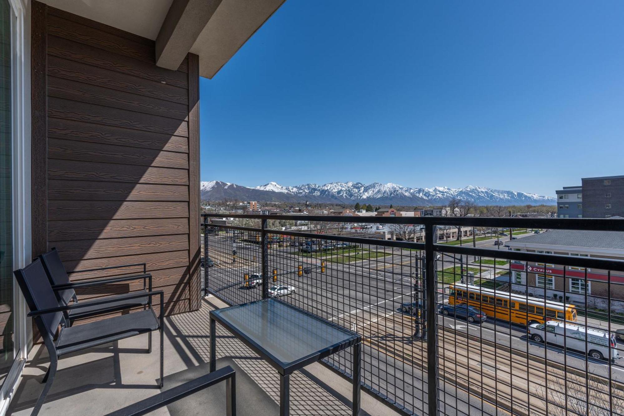 Large Luxury 2bd 2ba With Office Nook -prkg Gym Pool Apartment